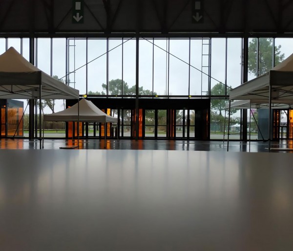Chapiteau 3X3 dans hall d'accueil