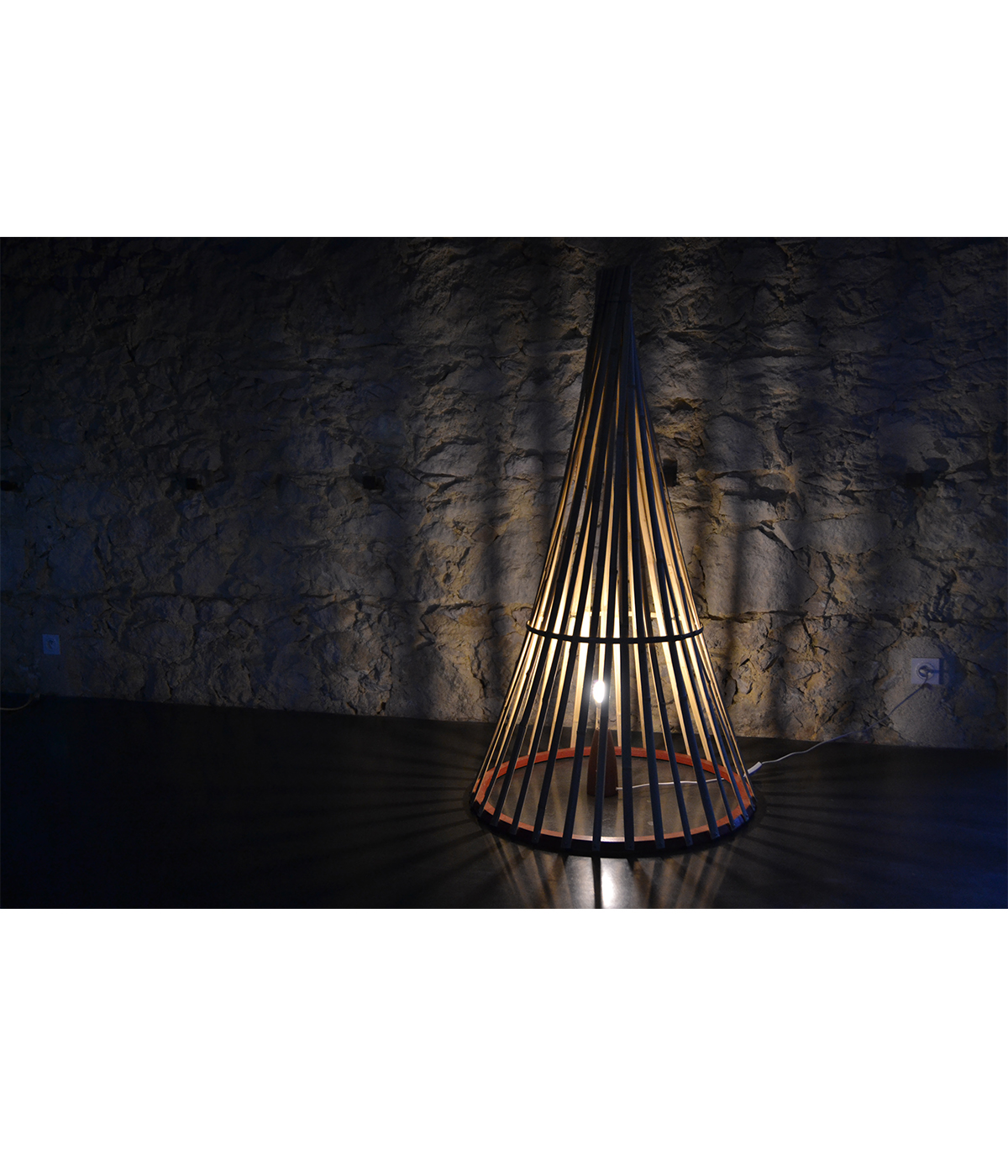 Luminaire au sol - au design Tipi H150cm